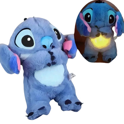 Peluche Stitch respirante avec berceuse apaisante sur fond turquoise. Une bulle en haut à droite avec la peluche allumée sur le ventre.